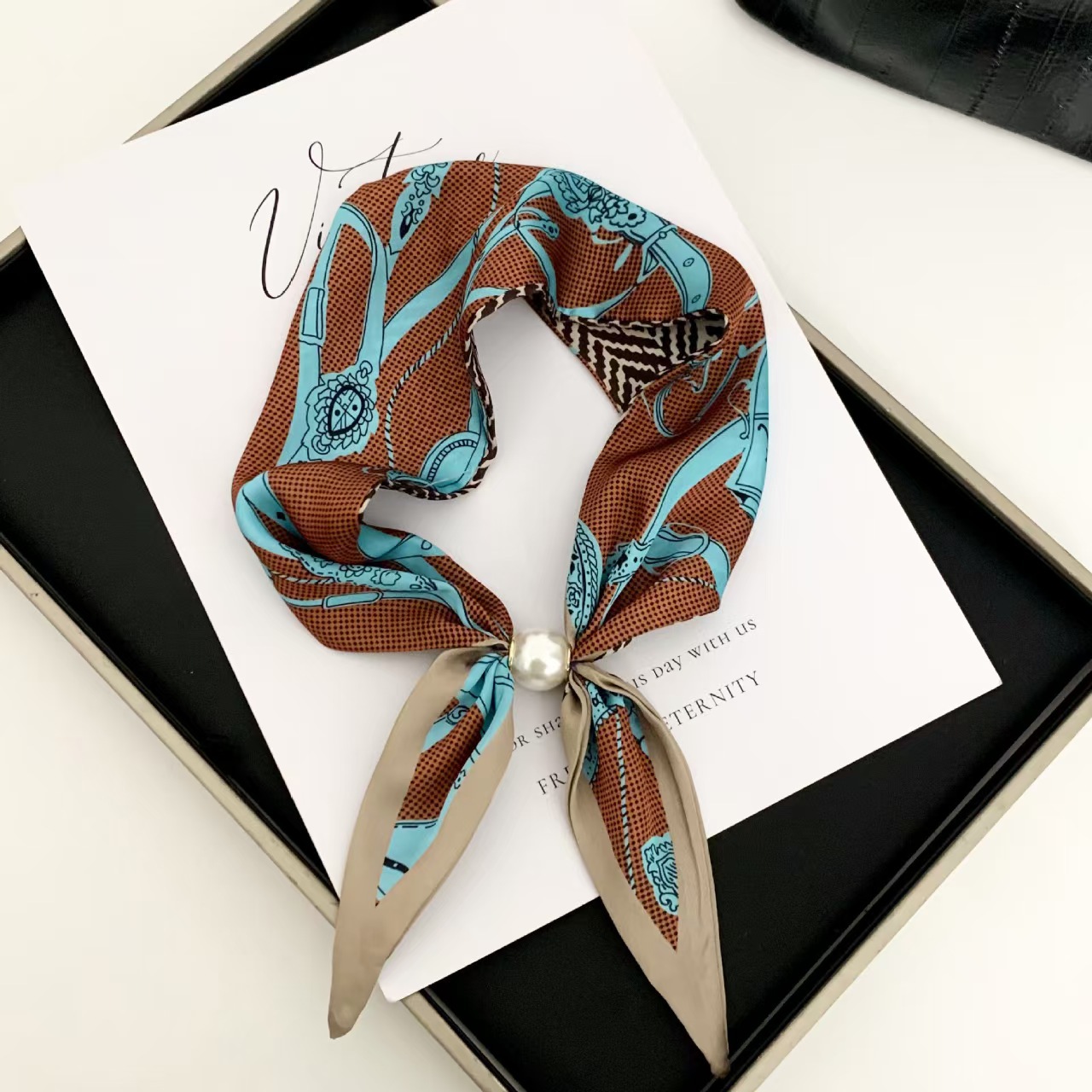 Silk Scarf Square - وشاح نسائي أنيق على الطراز الكوري