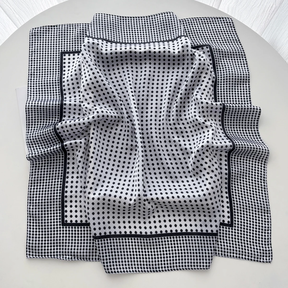 وشاح نسائي أنيق من الساتان الن - مراجعة Silk Scarf Square وسعره
