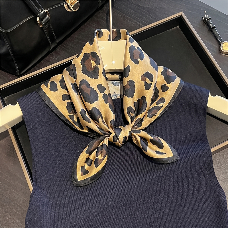 وشاح مربع من الحرير 100% بنقشة - مراجعة Silk Scarf Square وسعره