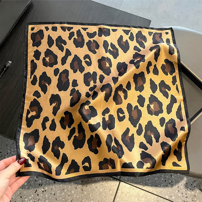 وشاح مربع من الحرير 100% بنقشة - مراجعة Silk Scarf Square وسعره